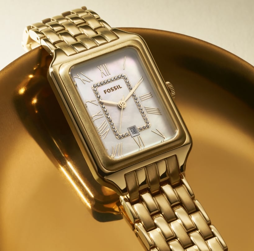 Un reloj Raquel en tono dorado.