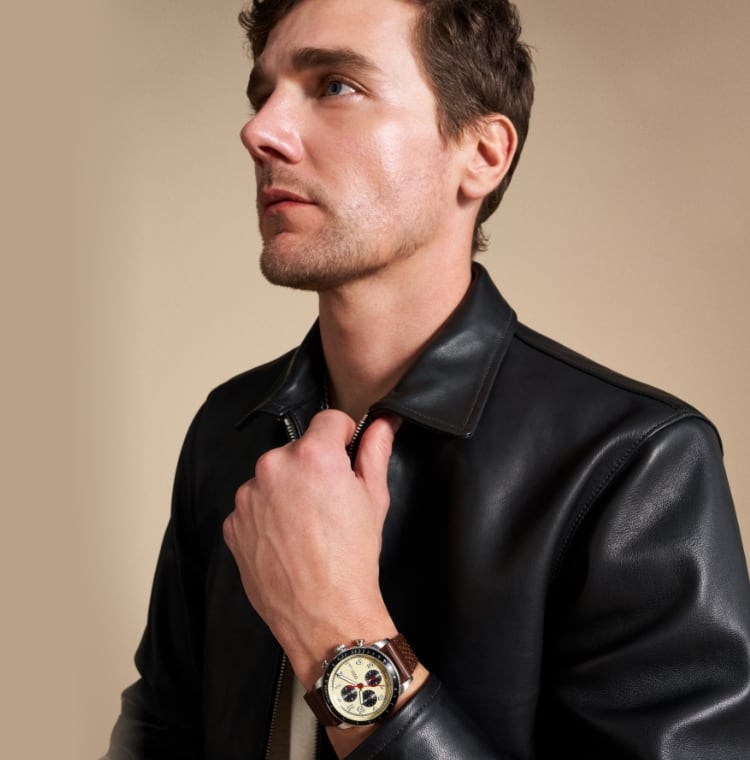 Una imagen de un hombre con el reloj Sport Tourer de piel en color marrón y esfera en tono marfil.