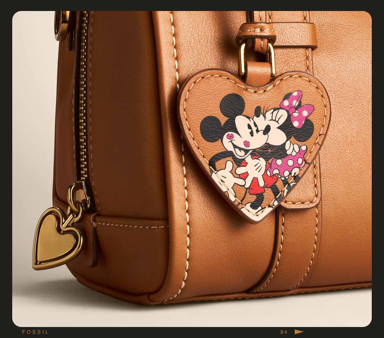Gros plan sur le mini-sac double porté Carlie en cuir brun, marqué à l’effigie de Mickey et Minnie.