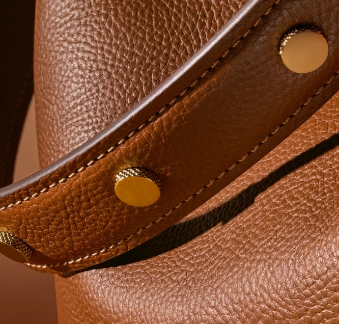 Un design avec un « F ». Le bracelet en cuir marron avec des rivets dorés met en valeur la texture subtile de notre Signature Knurling.