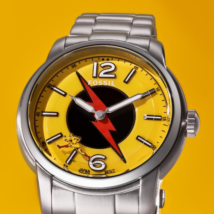 Die Limited Edition Uhr The Flash™ x Fossil Reverse-Flash mit gelbem Gehäuseboden mit einem roten Blitzsymbol.