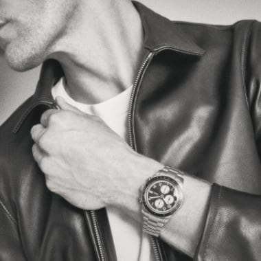 Un’immagine in bianco e nero di un uomo che indossa l’orologio Sport Tourer.
